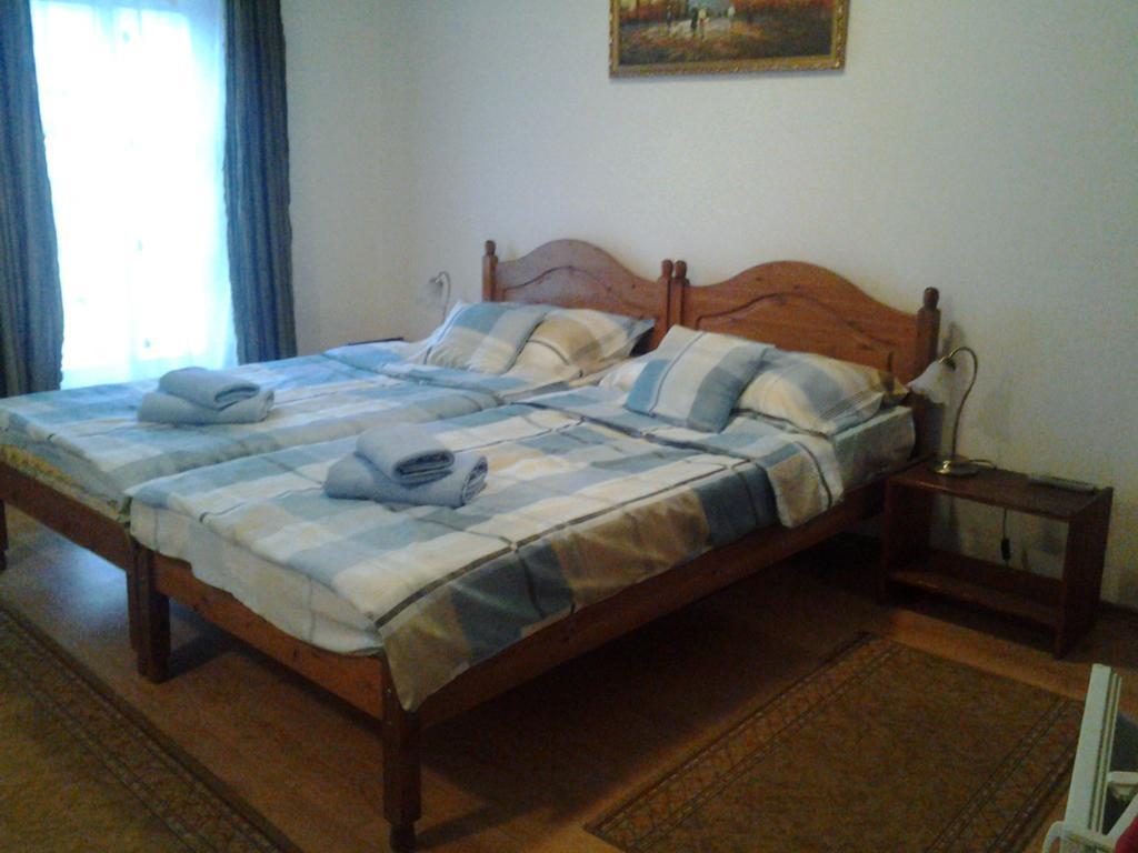 Retro Panzio Bed & Breakfast Печ Екстериор снимка