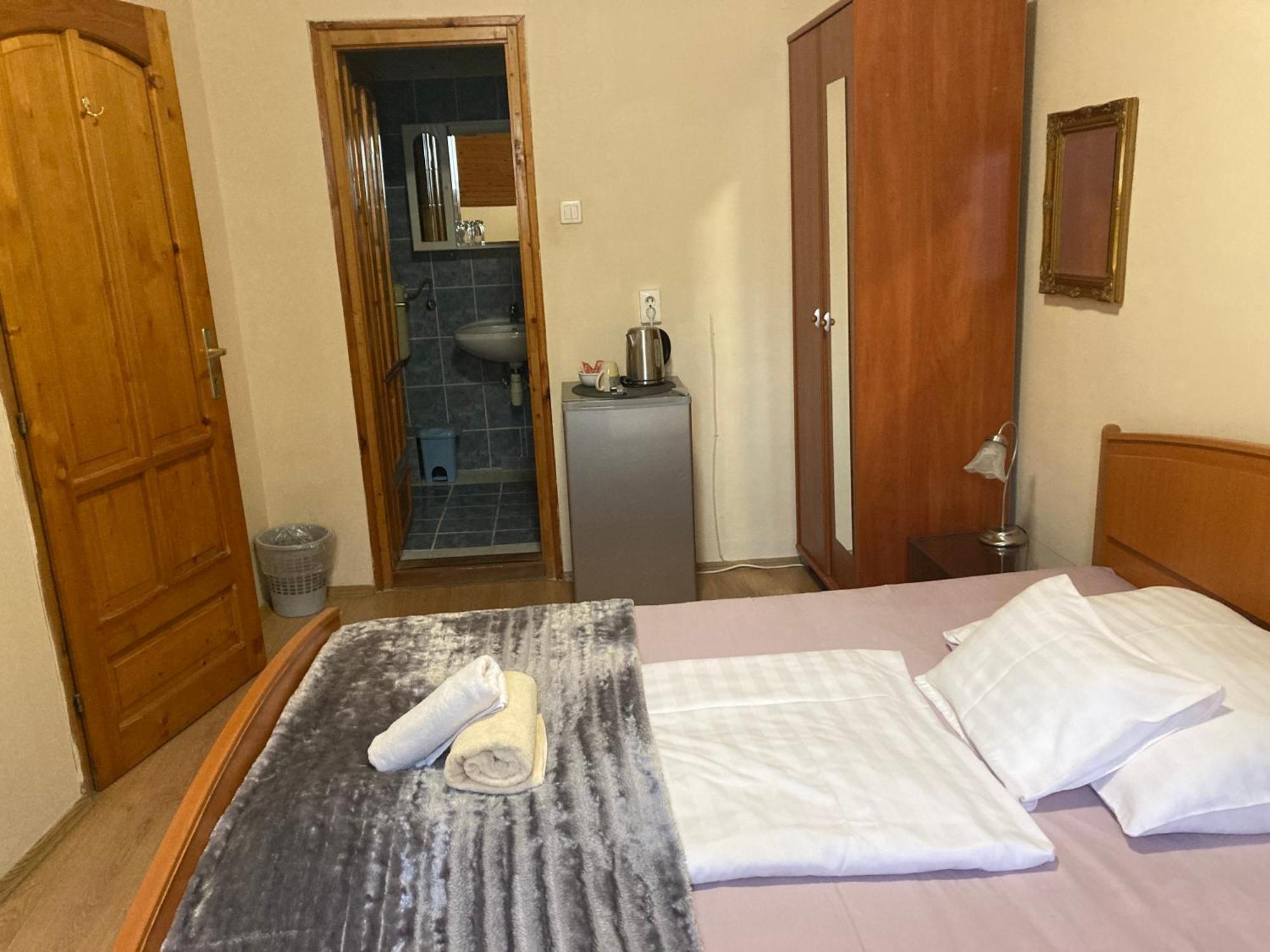 Retro Panzio Bed & Breakfast Печ Екстериор снимка