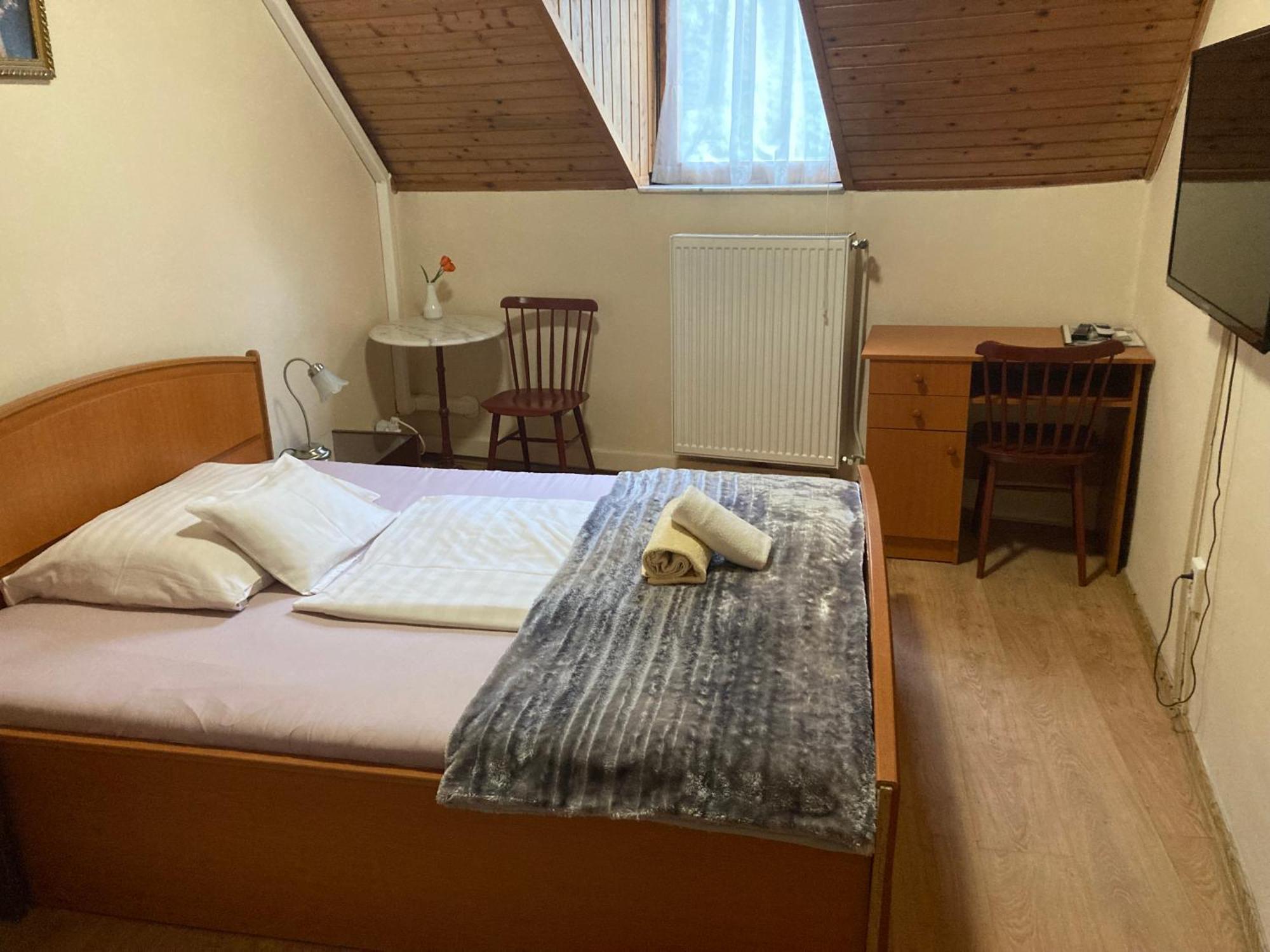 Retro Panzio Bed & Breakfast Печ Екстериор снимка