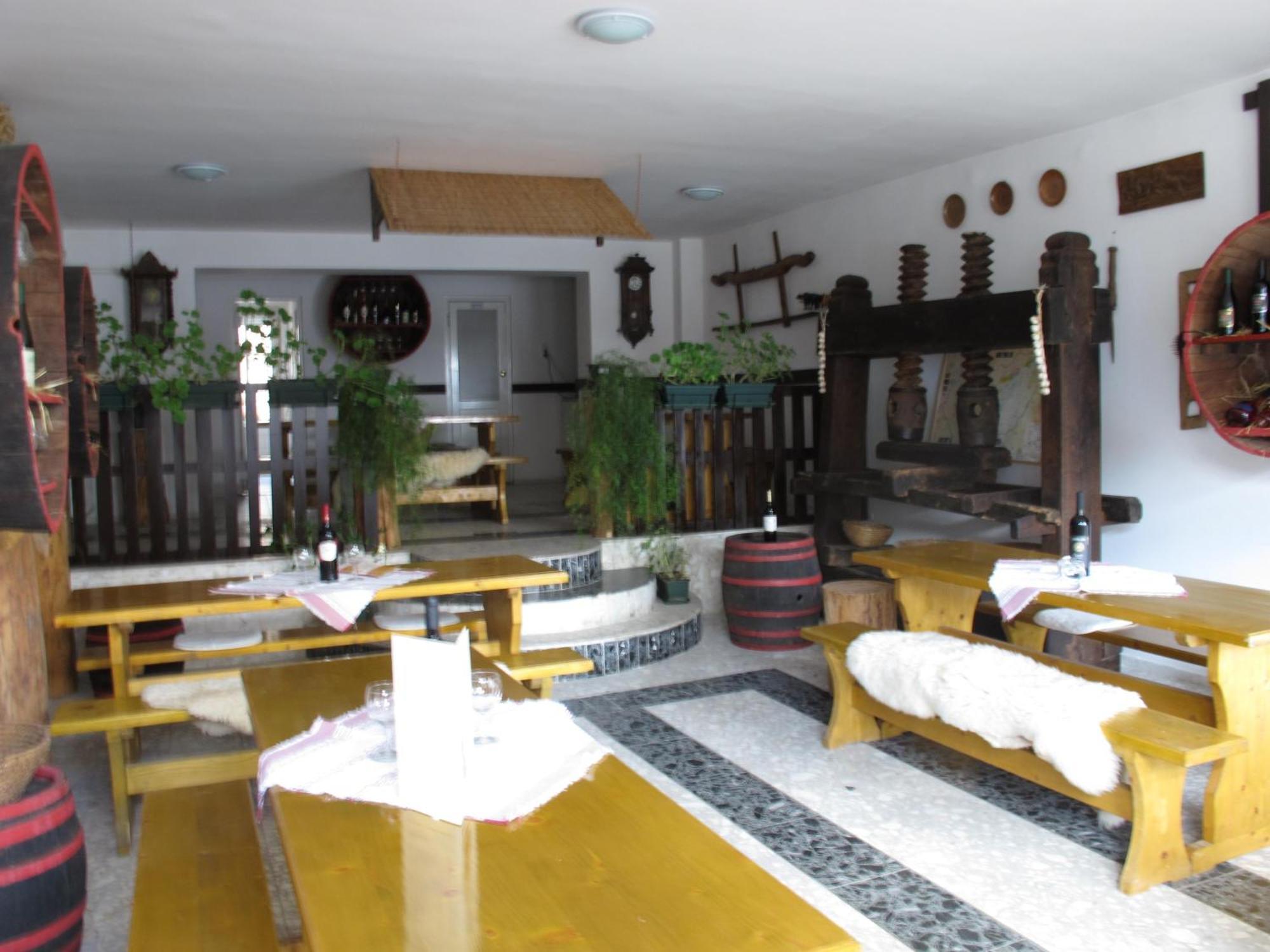Retro Panzio Bed & Breakfast Печ Екстериор снимка