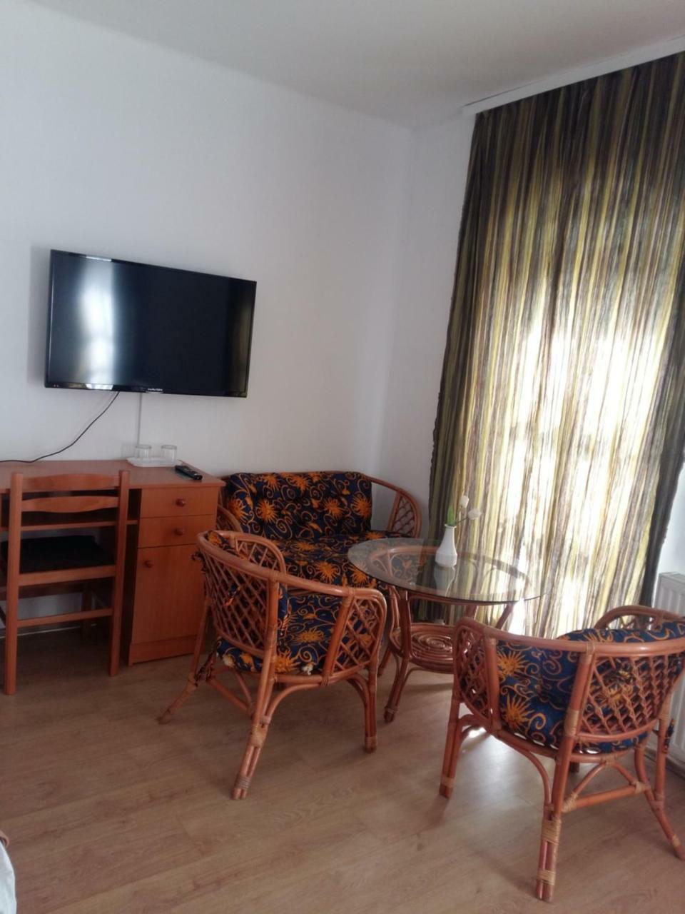Retro Panzio Bed & Breakfast Печ Екстериор снимка