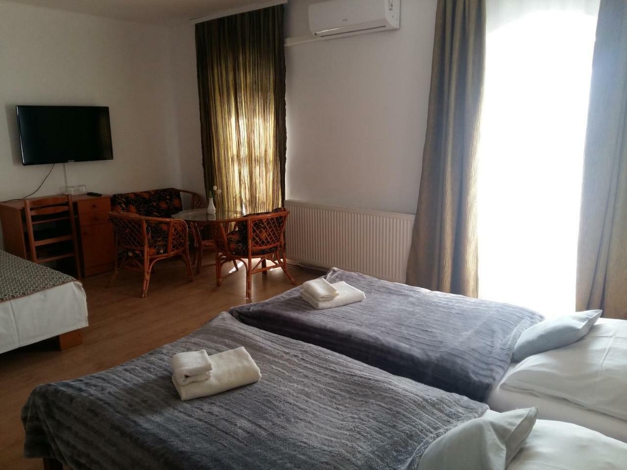 Retro Panzio Bed & Breakfast Печ Екстериор снимка