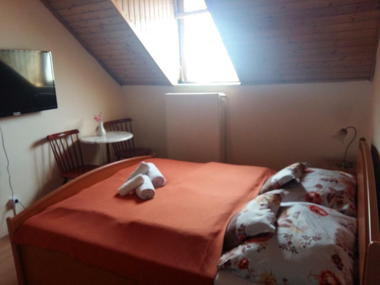Retro Panzio Bed & Breakfast Печ Екстериор снимка